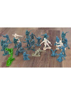 Army Men Figures & Disney Pixar Toy Story Army Men 1999 Tapper Candies Vintage